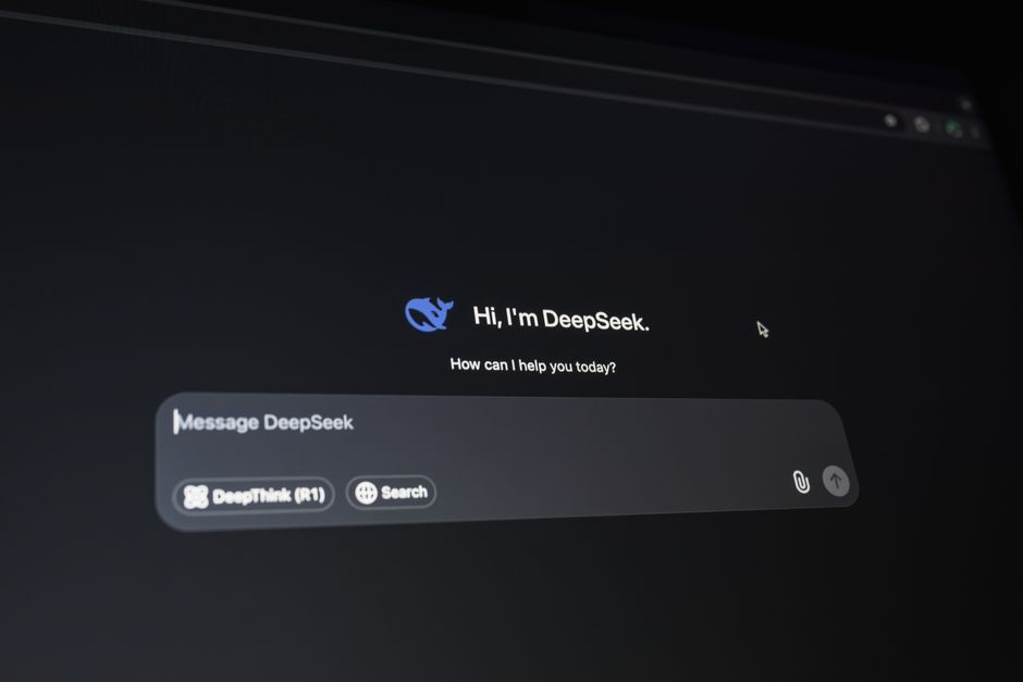 When Should an AI Customer-Service Chatbot Answer, Gather Context, or Transfer Me?